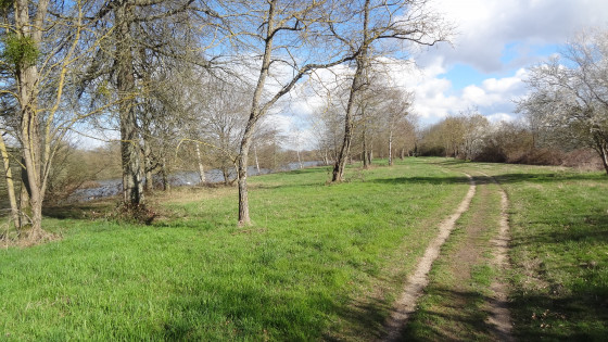 Le chemin de randonnée longe un vaste plan d\'eau