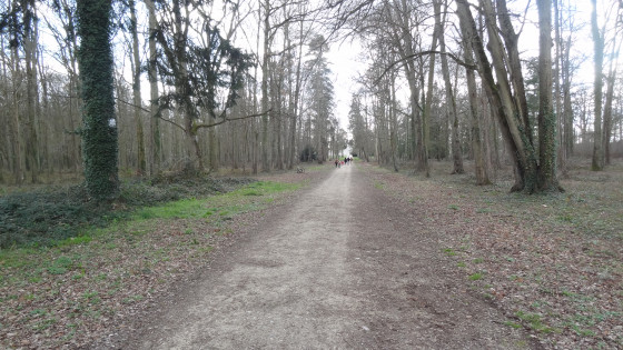 Le chemin de randonn&eacute;e traverse le parc du chateau