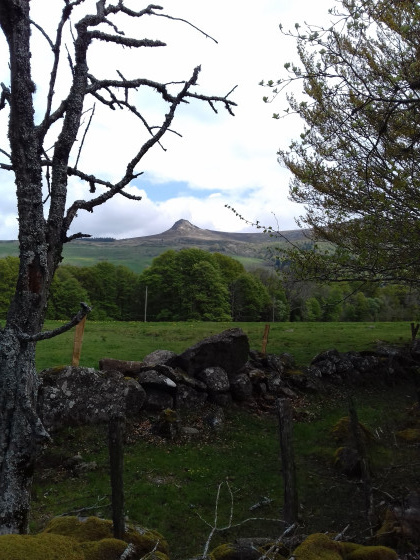 Le chemin des Bories - Vue sur le Roc de Courlande