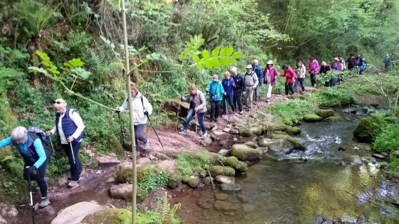 Le chemin se rétrécit à l\'approche d\'Intzola.