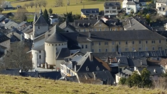 Le chevet de l'église abbatiale du XIème et XIIème siècles et l'ancien séminaire