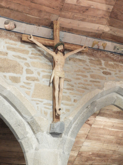 Le Christ jaune dans la chapelle de Trémalo