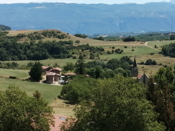 Le clocher de l'église de Dionay et le Vercors en fond.