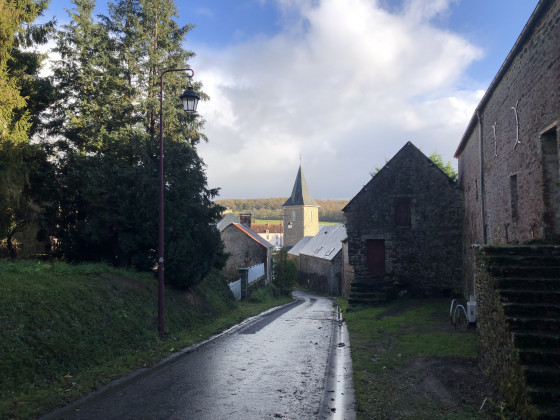 Le clocher de l\'église de Saint-Martin-de-Sallen vu depuis la rue du Col