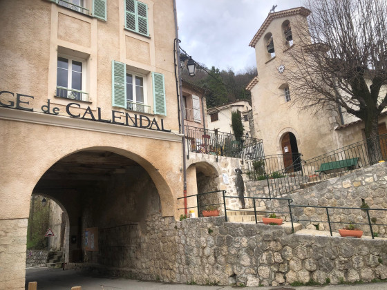 Le cœur d\'Aiglun. Passage routier sous maison