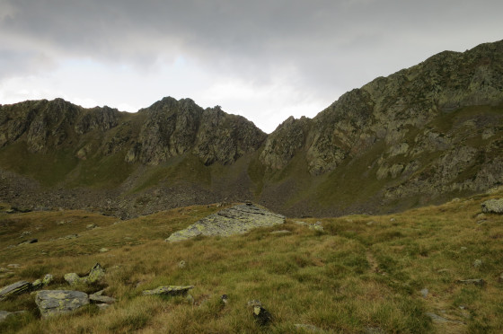 Le col de la Cornella depuis le lac en contrebas