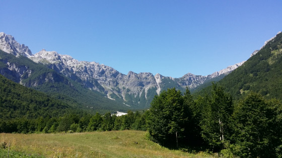 Le col de Valbone depuis la vall&eacute;e de Valbone