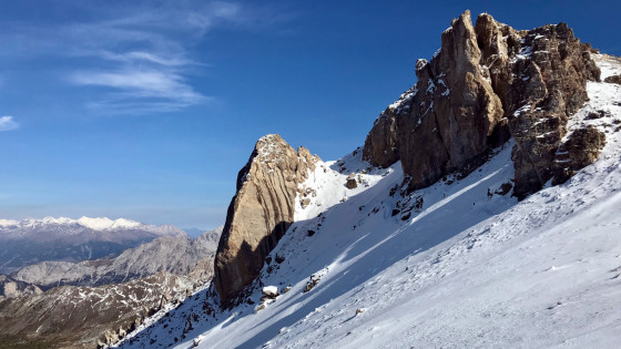 Le couloir descendant vers la casse sous le sommet