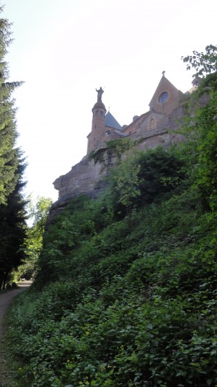 Le couvent du Mont-Saint-Odile depuis le sentier en contrebas