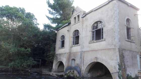 Le débouché du canal amenant l'eau de l'Aude à l'étang de Marseillette.
