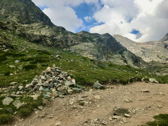 Le départ de la sente vers la Grande Lance, à l\'aval du Lac du Petit Domènon