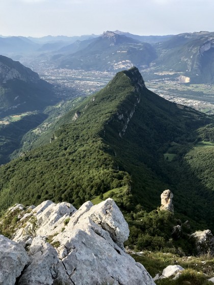 Le fil de l\'arête Sud du Rocher de Chalves, vers le bas