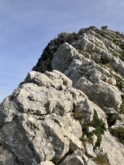 Le fil de l\'arête Sud du Rocher de Chalves, vers le haut