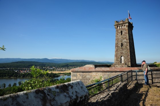 Le fort de la Miotte surplombant l\'étang des Forges