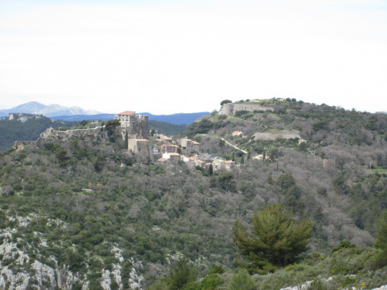 Le fort de Pipaudon et le vieil Evenos vus depuis le GR