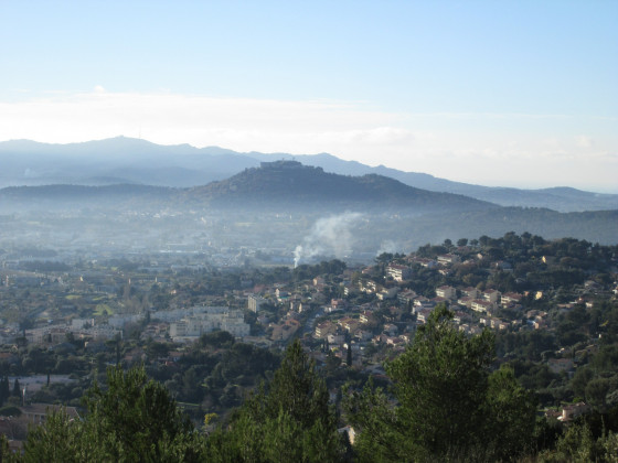Le fort de Six-Fours vu depuis le GR montant vers Hugueneuve