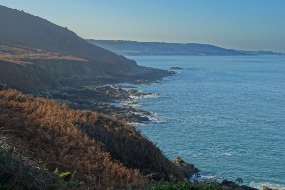 Le GR223 vers la baie de Quervière et le port du Hâble