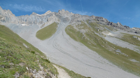 Le grand pierrier au pieds de la Dent Parrachée et la Pointe de Bellecôte