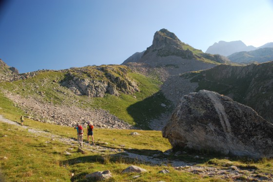 Le gros bloc vers 2000 m, indiquant la bifurcation à prendre vers le Lac Mort
