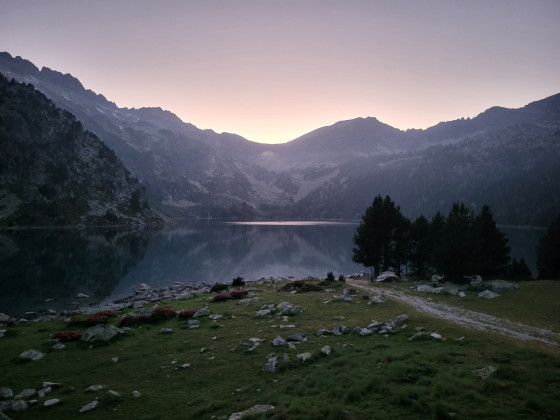 Le Lac Aubert après le coucher du soleil derrière les crêtes