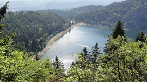 Le lac Blanc vu d\'en haut par le sentier qui le longe