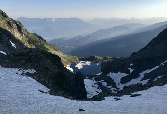 Le lac Bleu surplombe celui de Crop