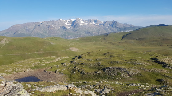 Le lac Christallin avec en arrière plan les Grandes Rousses