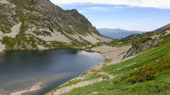 Le lac d'Aygues Longue vue du chemin qui mène au col