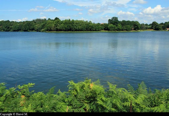 Le lac de barrage de Moulin-Papon