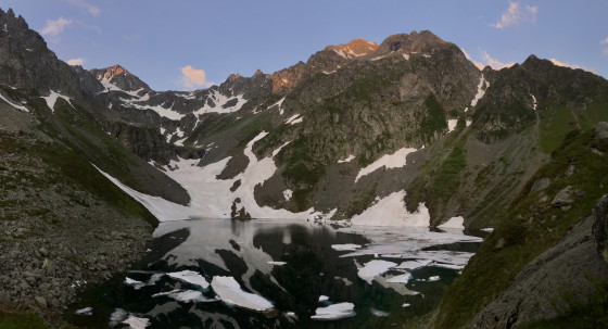 Le lac de Crop sous le Grand Replomb qui s\'éclaire