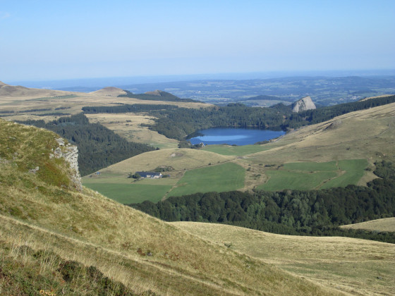 Le lac de Guéry et les roches Tuilière et Sanadoire