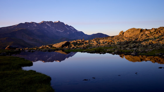 Le Lac de la Combe devant les Grandes Rousses