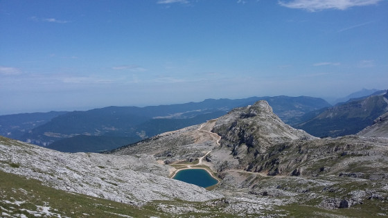 Le lac de la Moucherolle depuis le col des deux sœurs
