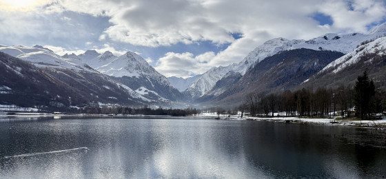 Le lac de Loudenvielle dans son écrin de montagne