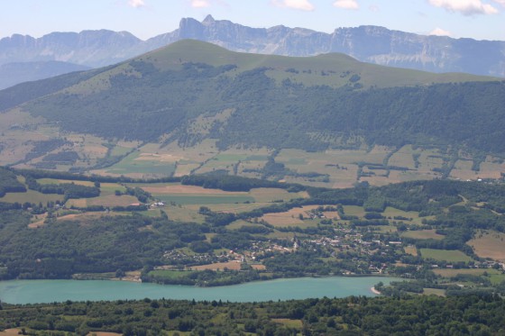 Le lac de Petichet et le Vercors