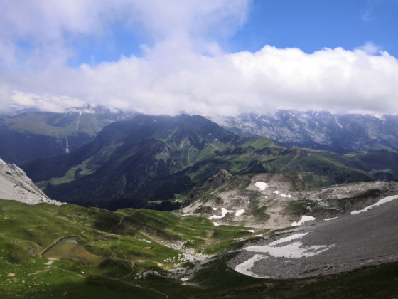 Le lac de Peyre et les Aravis au loin