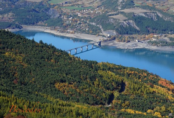 Le lac de Serre Ponçon et le pont de Savines