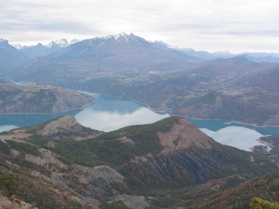 Le lac de Serre Pon&ccedil;on et les montagnes de l'Ubaye
