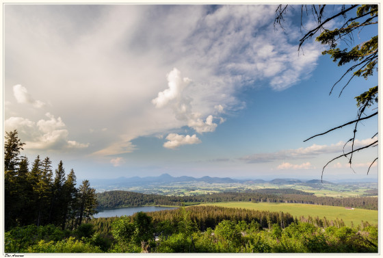 Le lac de Servières et la chaîne des Puys