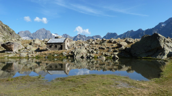 Le lac de vallon Pierre et l'ancien refuge