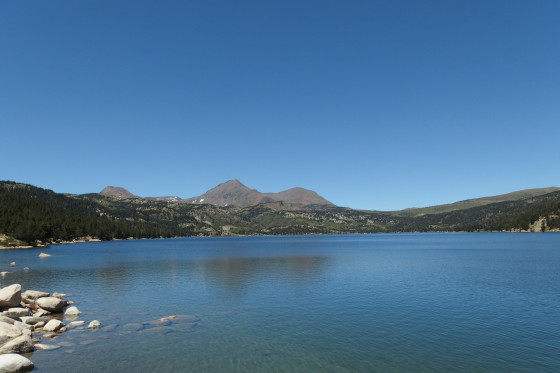 Le Lac des Bouillouses  (La Bollosa) et les deux Pérics au fond