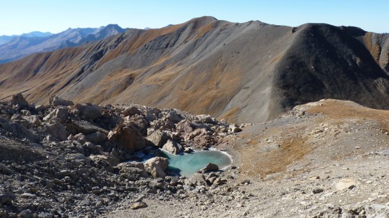 Le lac des neuf couleurs et la cr&ecirc;te en face menant &agrave; la t&ecirc;te de paneyron