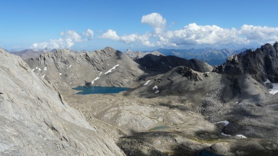 Le lac des neuf couleurs et le col de la Gypière à sa droite