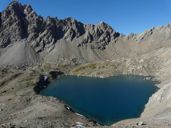 Le lac des neuf couleurs et les aiguilles de Chambeyron