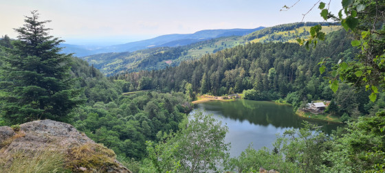 Le lac du grand Neuweiher et son auberge.