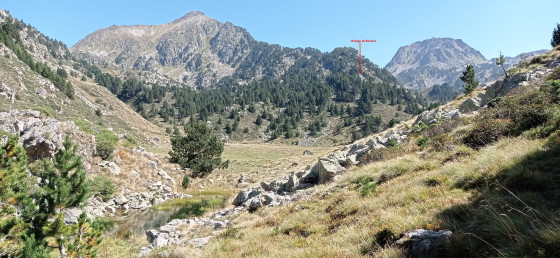 Le fond du  lac et au dessus au fond , le refuge