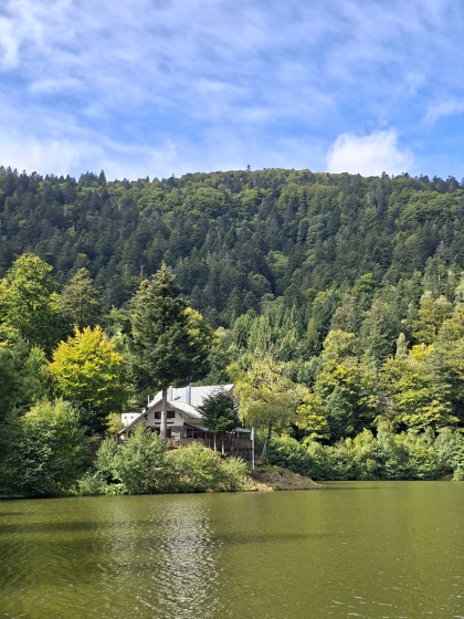 Le lac et l'auberge du Neuweiher.