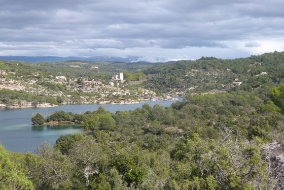 Le lac et le village d'Esparron