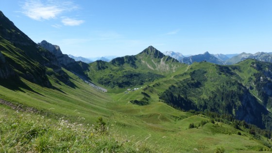 Le lac et les chalets de Lessy