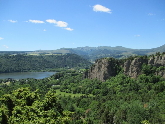 Le lac, la dent du Marais et le massif du Sancy